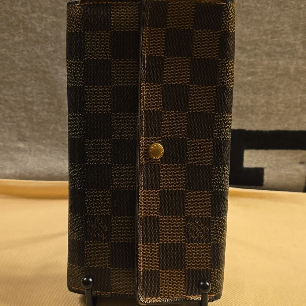 Louis Vuitton wallet in iconic Damier Ebene coated canvas with gold hardware - Picture 3 of 12